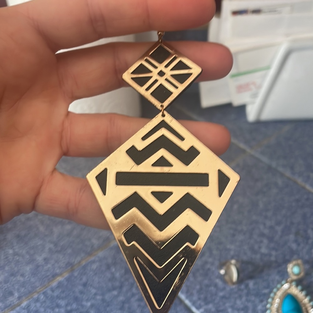 Black and gold earnings - Picture 2 of 4